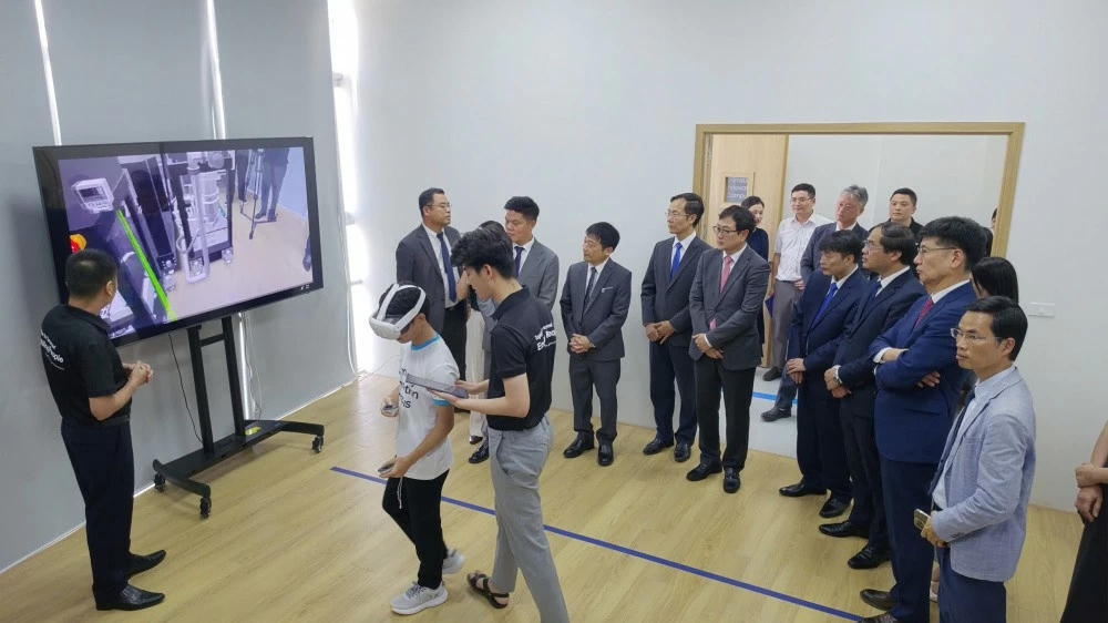Các đại biểu tham quan lớp học trong chương trình SIC. Ảnh: Samsung