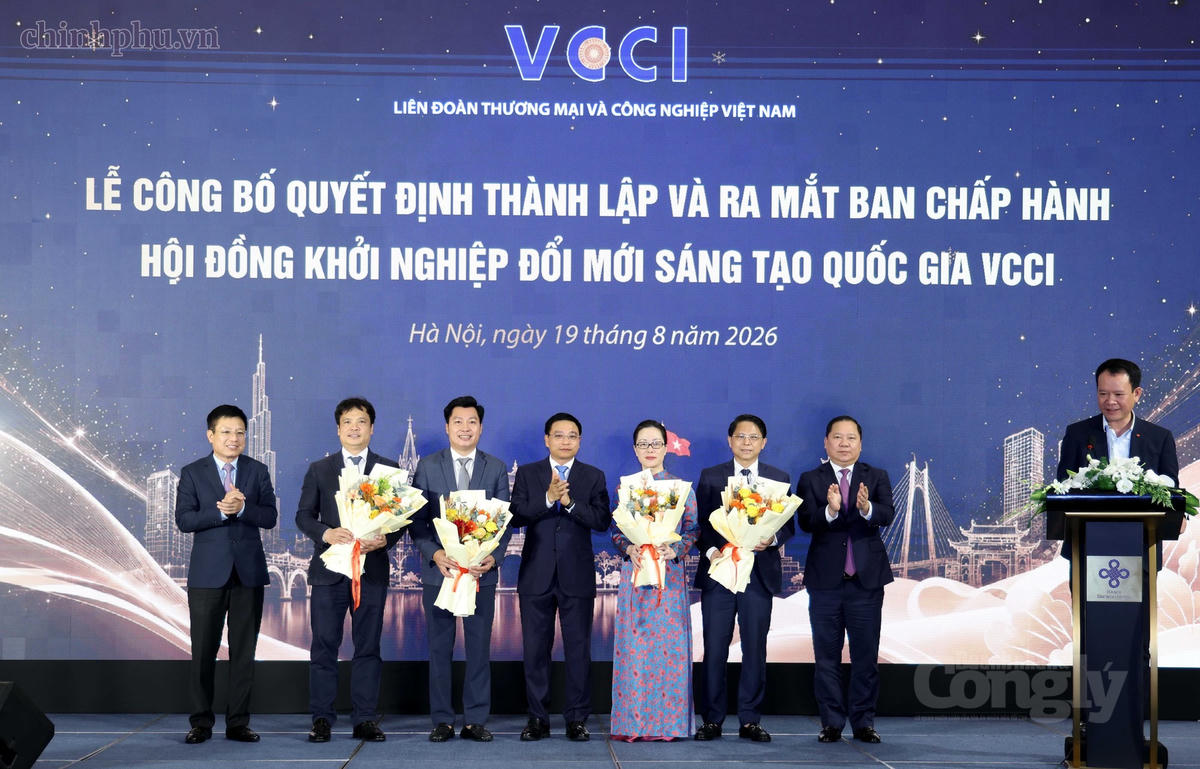 Phó Thủ tướng Nguyễn Văn Thắng chúc mừng Ban Chấp hành Hội đồng. Ảnh: chinhphu.vn/Đức Tuân.
