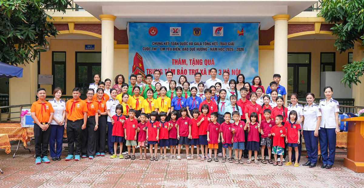 Hội Doanh nhân trẻ Việt Nam đã trao 100 suất học bổng, tổng trị giá 100 triệu đồng cho các em có hoàn cảnh đặc biệt. 