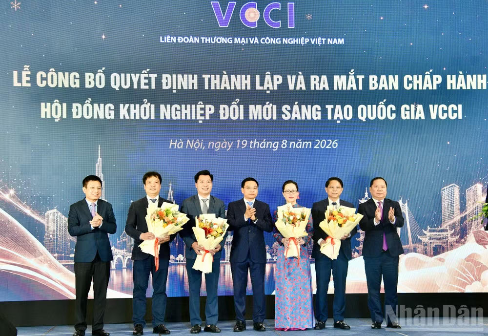 Phó Thủ tướng Chính phủ Nguyễn Văn Thắng chúc mừng Ban Chấp hành Hội đồng Khởi nghiệp Đổi mới sáng tạo Quốc gia VCCI. (Ảnh: Thanh Giang)