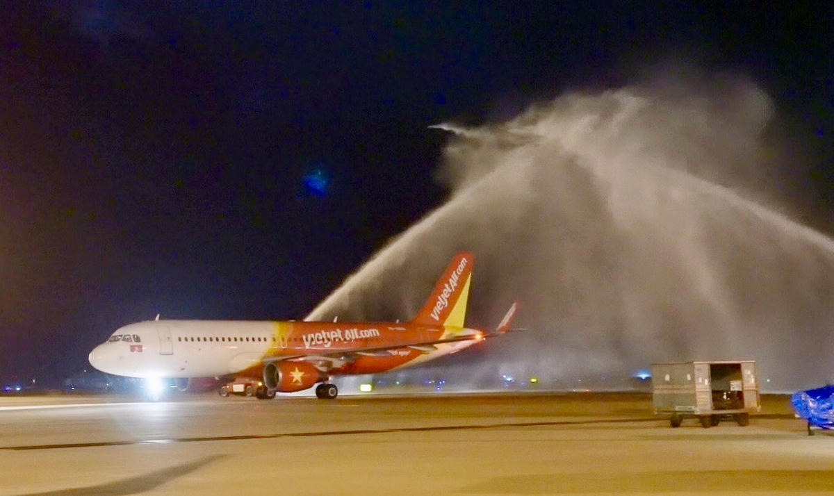 Chuyến bay đầu tiên của Vietjet được chào đón bằng nghi thức vòi rồng tại Colombo - Sri Lanka. Ảnh: Vietjet