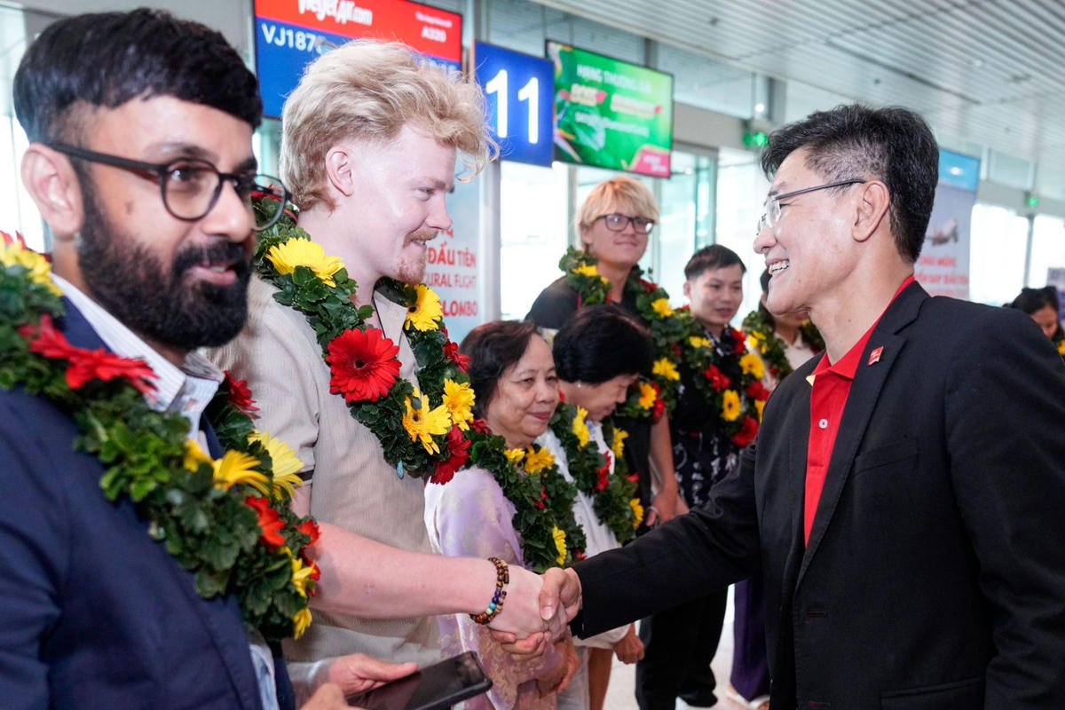 Lãnh đạo Vietjet tặng hoa và chào đón hành khách trên chuyến bay đầu tiên. Ảnh: Vietjet