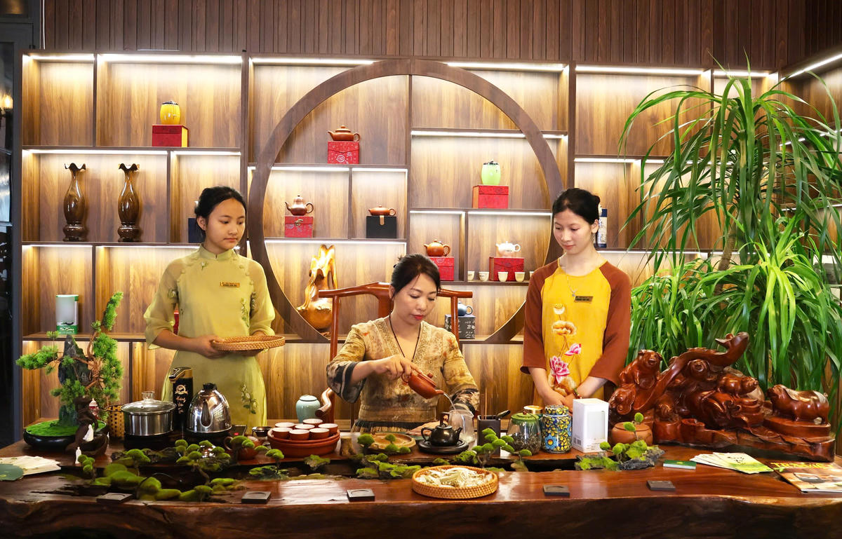 Nghệ thuật pha trà là một phần trong những tri thức dân gian gắn với cây chè và sản phẩm trà Thái Nguyên. (Ảnh minh họa)