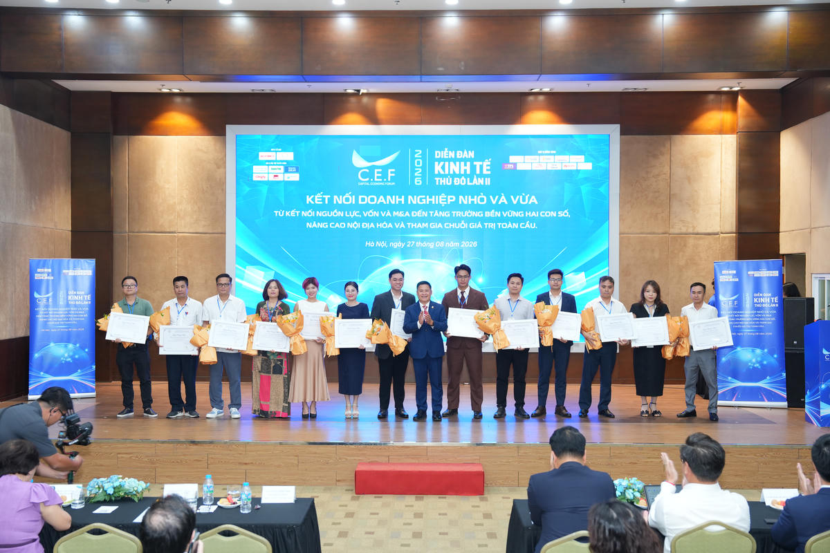 Ban Tổ chức trao chứng nhận và hoa cho các doanh nghiệp, đơn vị tham gia đồng hành cùng CEF II 2026. Ảnh: Ban tổ chức