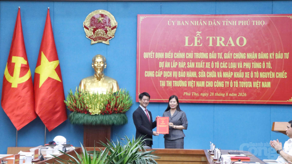 Giám đốc Sở Tài chính tỉnh Phú Thọ trao Giấy chứng nhận đăng ký đầu tư điều chỉnh dự án của Công ty Ô tô Toyota Việt Nam cho ông Osamu Hirata. (Ảnh: Thời báo Ngân hàng).