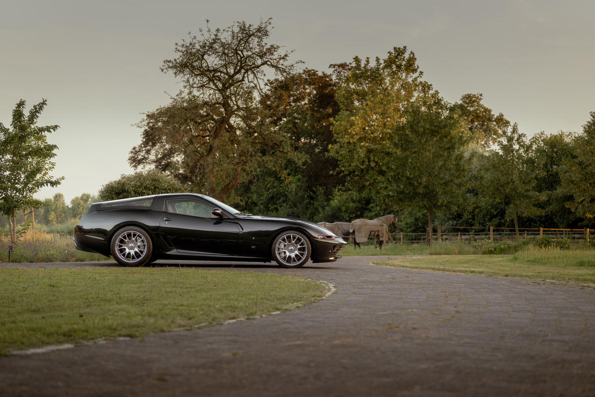 Khoang lái Daytona Shooting Brake Hommage