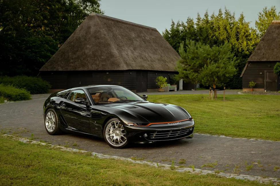 Daytona Shooting Brake Hommage được phát triển trên nền Ferrari 599 GTB Fiorano đời 2009. Phần mái kéo dài về phía sau làm thay đổi gần như hoàn toàn hình dáng chiếc coupe nguyên bản. Ảnh: Niels van Roij Design.