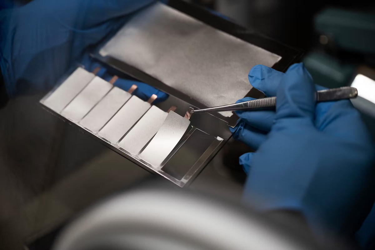 Các lá cực âm lithium kim loại được chuẩn bị để tích hợp vào tế bào pin dạng túi. Ảnh: Christian Beutler/CSEM.