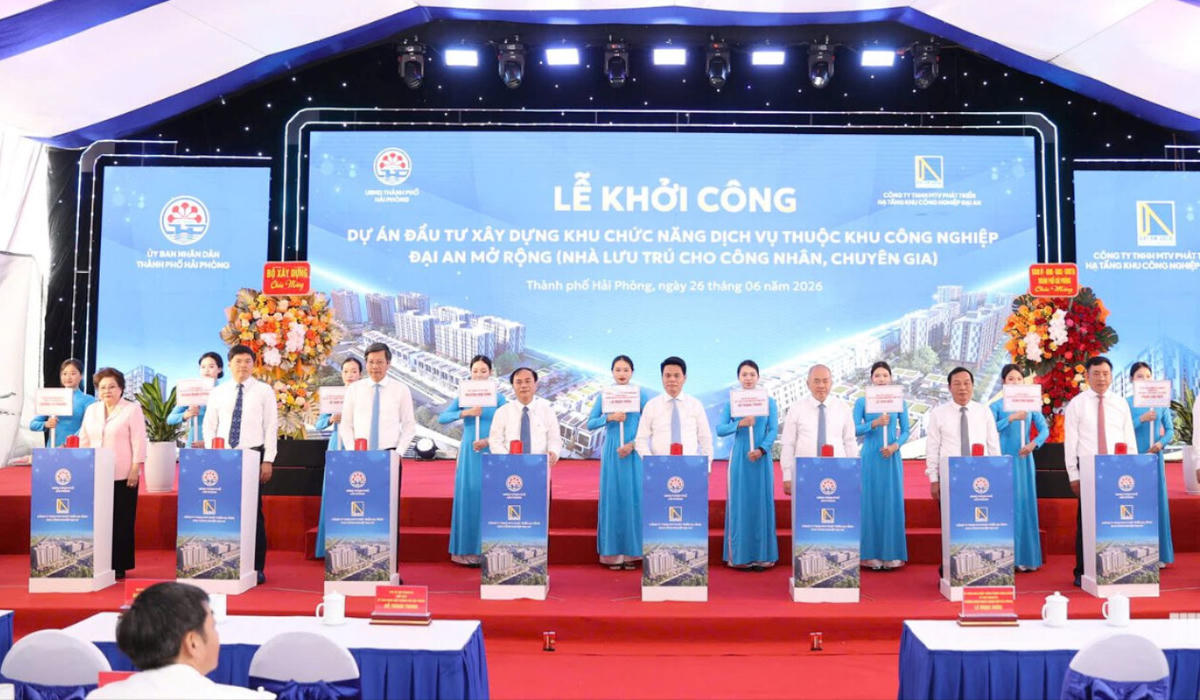 Các đồng chí lãnh đạo Trung ương và thành phố Hải Phòng thực hiện nghi lễ bấm nút khởi công Dự án Đầu tư xây dựng khu chức năng dịch vụ thuộc Khu công nghiệp Đại An mở rộng (nhà lưu trú cho công nhân, chuyên gia) tháng 6/2026. Ảnh: Lê Dũng/ Cổng TTĐT TP Hải Phòng