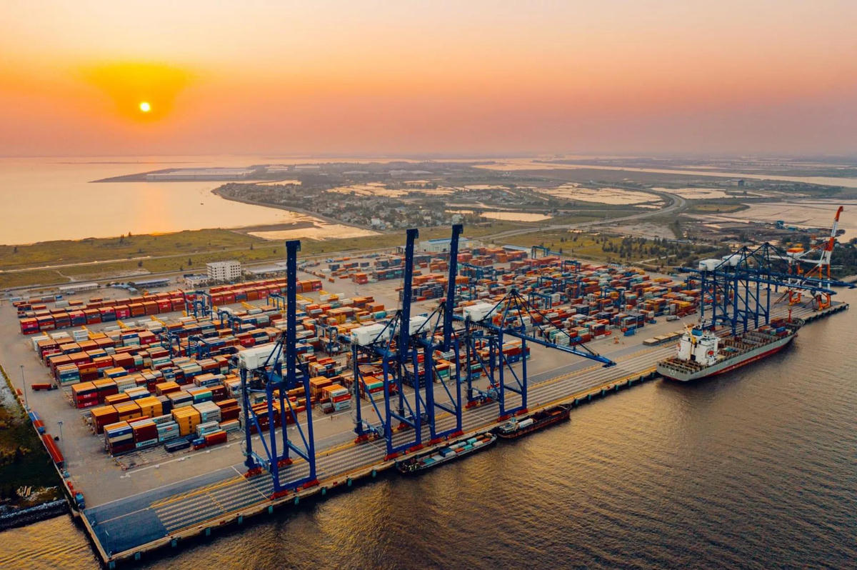 Hoạt động cảng biển Hải Phòng đầu năm 2026. Hạ tầng cảng biển và logistics tiếp tục là một trong những lợi thế của thành phố trong thu hút đầu tư. Ảnh: Kinh tế & Đô thị