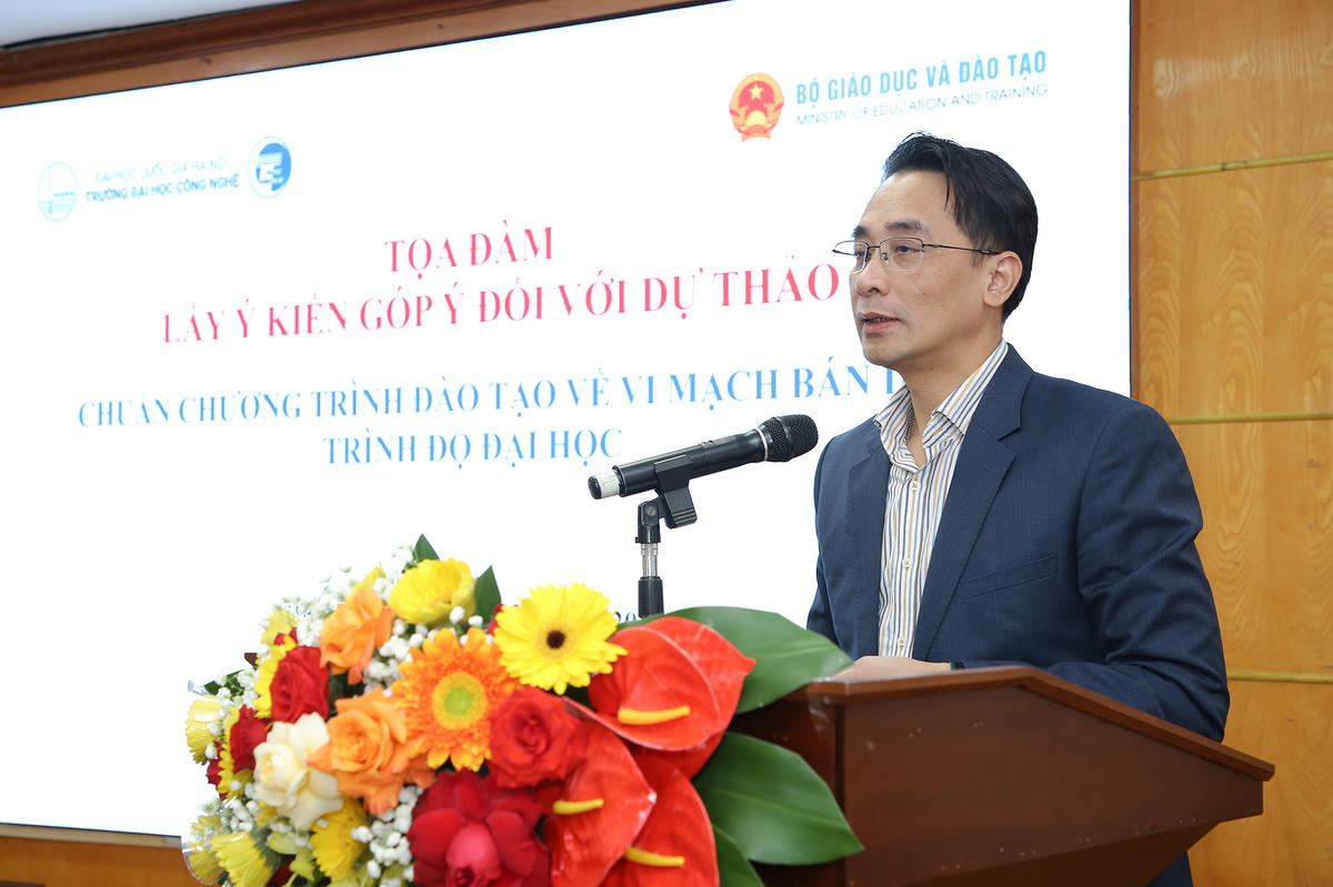 Giáo sư, Tiến sĩ Chử Đức Trình – Hiệu trưởng Trường Đại học Công nghệ, Đại học Quốc gia Hà Nội phát biểu tại tọa đàm lấy ý kiến đối với dự thảo chuẩn chương trình đào tạo về vi mạch bán dẫn trình độ đại học