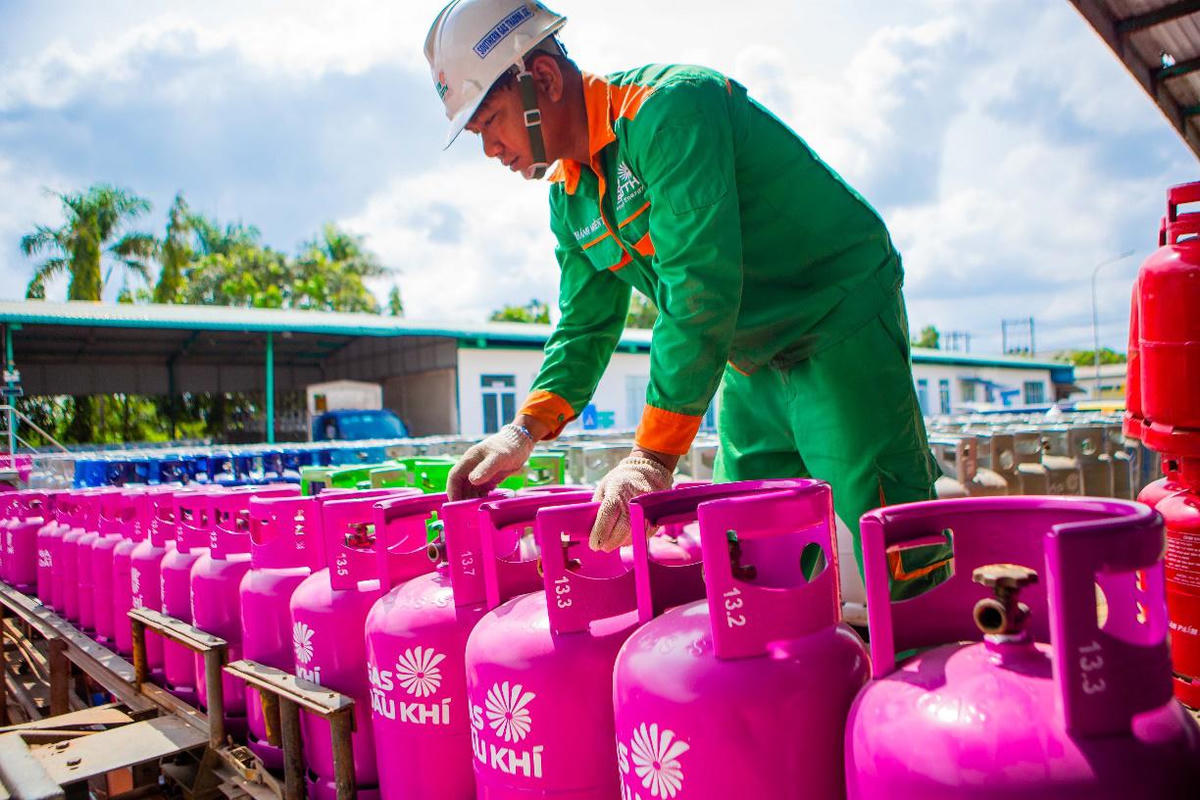 Nhân viên Gas South kiểm tra, sắp xếp các bình LPG tại cơ sở kinh doanh. Ảnh minh họa: Gas South.