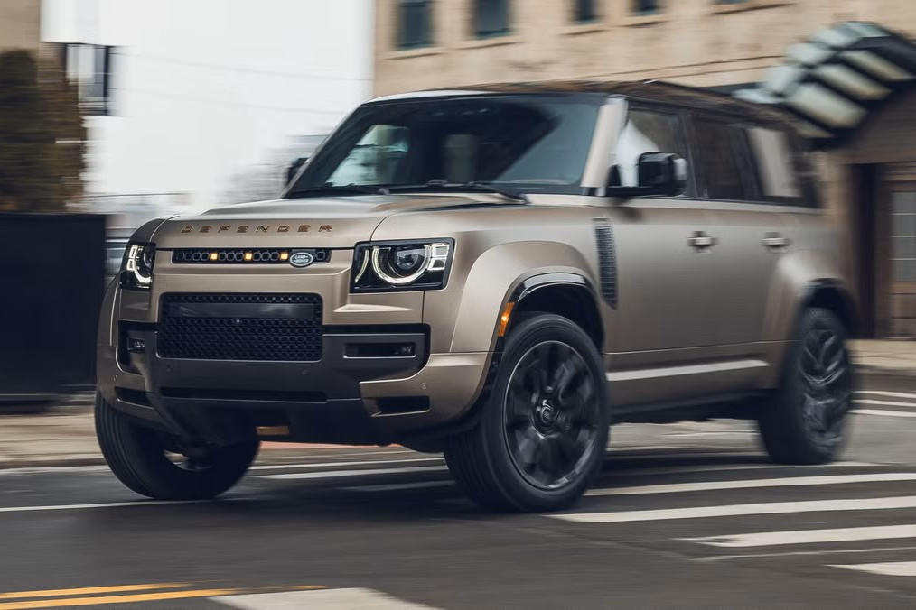 Land Rover Defender thế hệ mới lùi tới năm 2030 do xe đang bán quá chạy. (Ảnh: JLR)