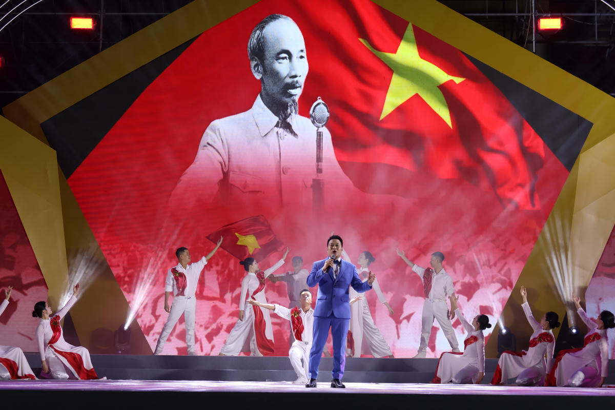 Các nghệ sĩ, diễn viên trong buổi thẩm định chương trình nghệ thuật “Dưới ánh sao độc lập” tại Quảng trường Nhà hát thành phố Hải Phòng tối 1/9. Chương trình chính thức diễn ra lúc 20h ngày 2/9. Ảnh: Cổng TTĐT TP Hải Phòng.