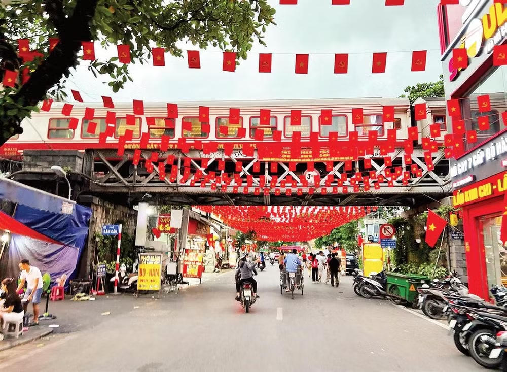 Hà Nội khoác lên sắc cờ đỏ trong ngày Quốc khánh 2/9. Ảnh: Nhân Dân Online.
