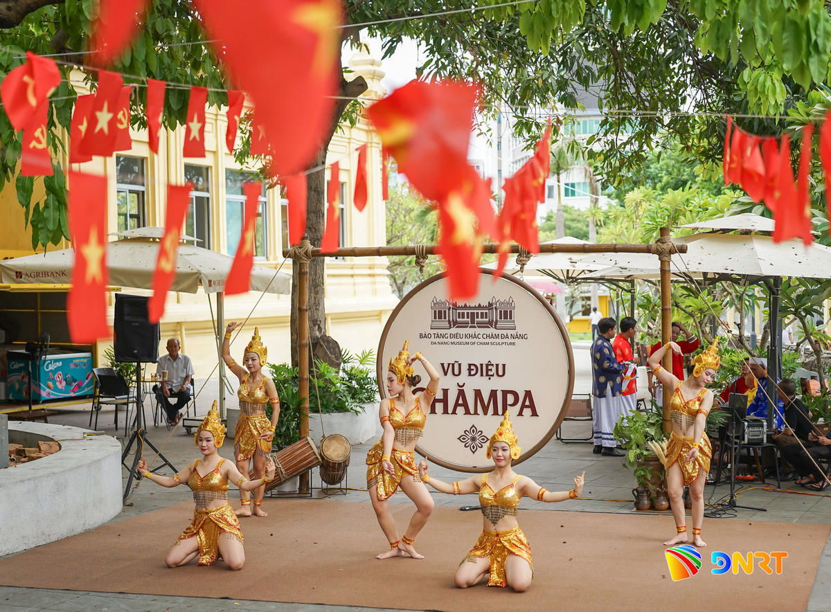 Chương trình “Vũ điệu Champa” tại Bảo tàng Điêu khắc Chăm Đà Nẵng. Ảnh: Xuân Sơn/Báo Đà Nẵng.