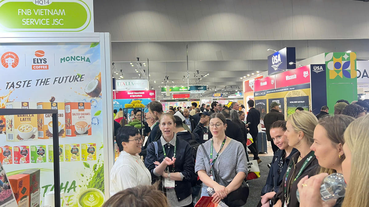 Khách tham quan tìm hiểu các sản phẩm cà phê, trà của doanh nghiệp Việt Nam tại Fine Food Australia 2026. Ảnh: AGRITRADE cung cấp