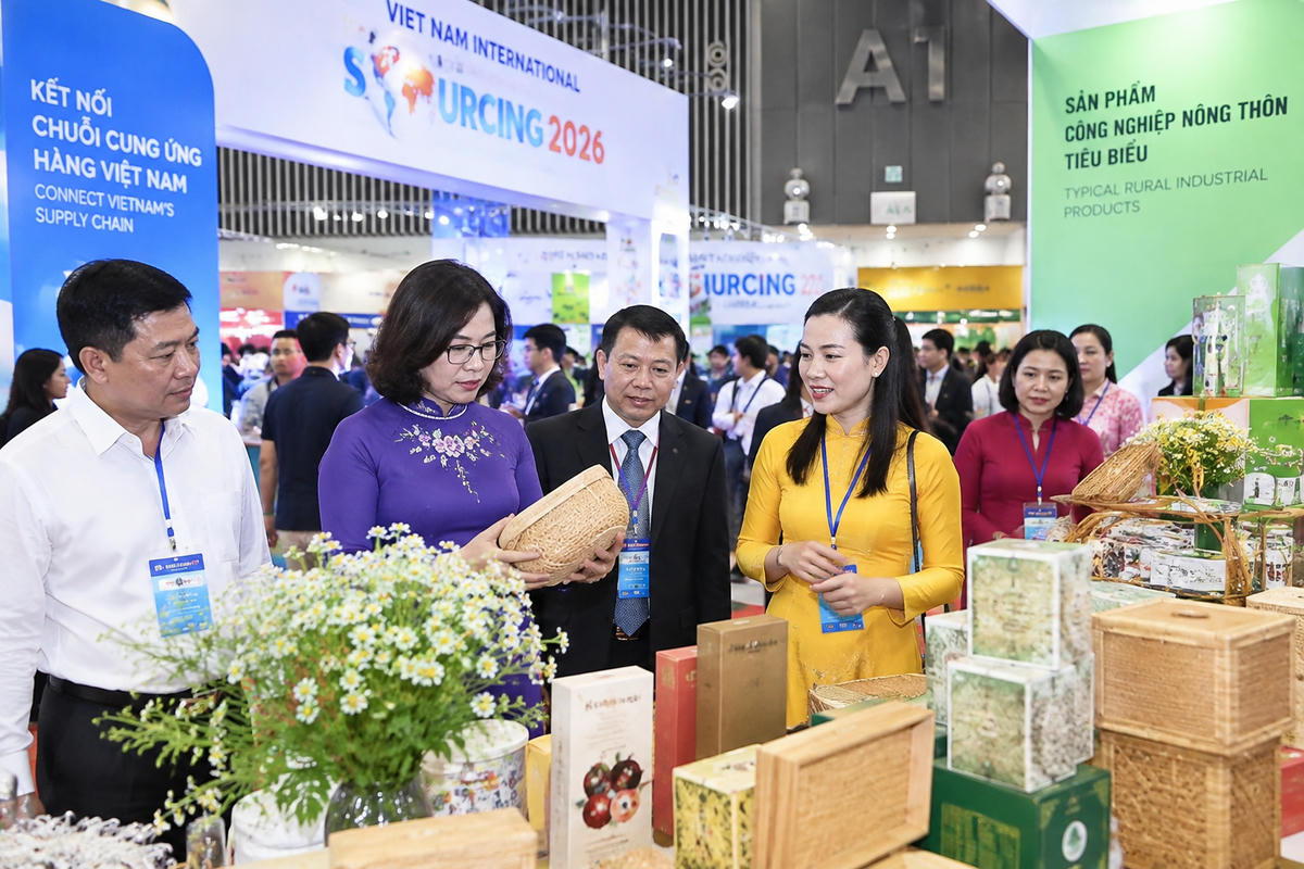 Các đại biểu tham quan các gian hàng tại Triển lãm sản phẩm công nghiệp nông thôn tiêu biểu - Kết nối chuỗi cung ứng quốc tế, trong khuôn khổ Viet Nam International Sourcing 2026. Ảnh: Bộ Công Thương.