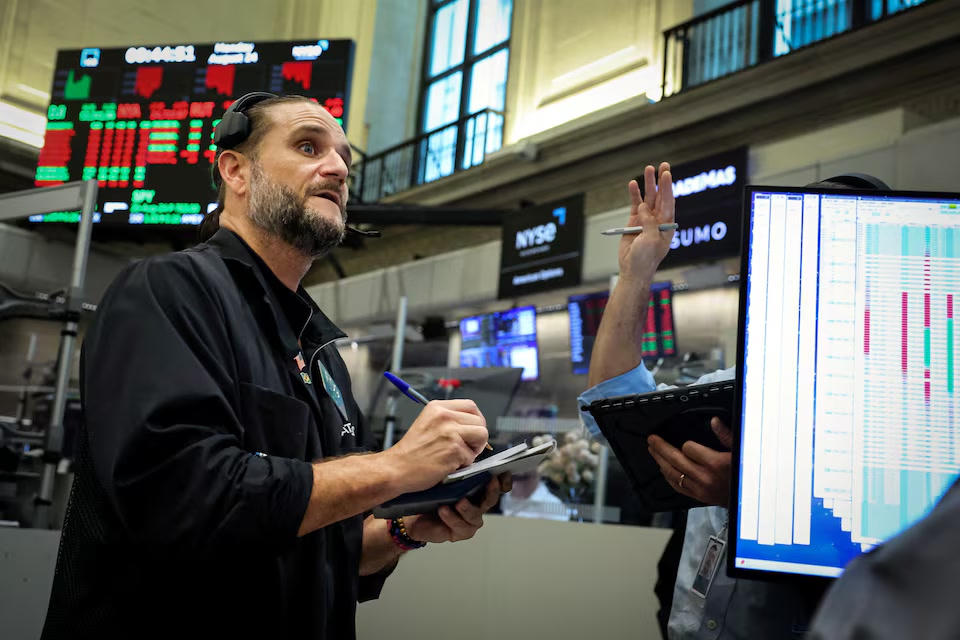 Giao dịch viên làm việc tại Sở Giao dịch Chứng khoán New York (NYSE), New York, Mỹ, ngày 24/8/2026. Ảnh: Reuters/Brendan McDermid.