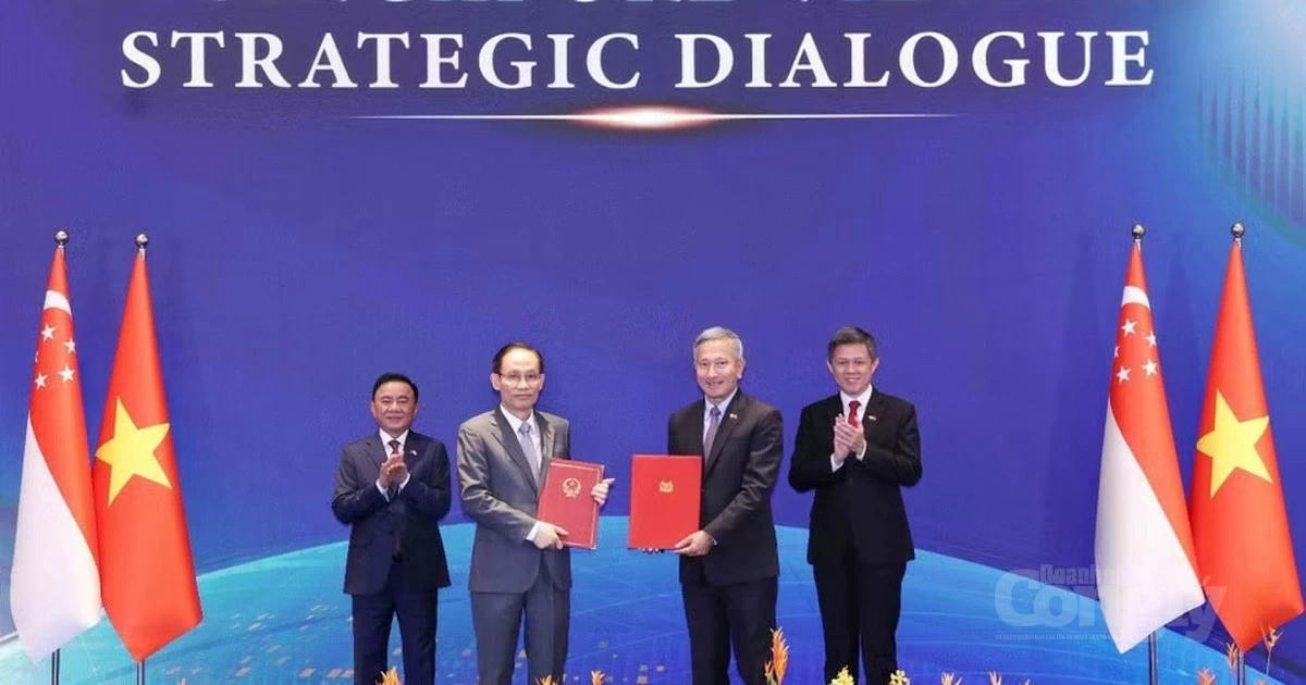 Ủy viên Bộ Chính trị, Bộ trưởng Bộ Ngoại giao Lê Hoài Trung và Bộ trưởng Ngoại giao Singapore Vivian Balakrishnan trao Tuyên bố chung về Chiến lược Kết nối Công nghệ Việt Nam - Singapore. Ảnh: TTXVN
