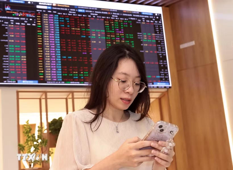 Nhà đầu tư theo dõi diễn biến thị trường chứng khoán. Ảnh minh họa: TTXVN/Vietnam+.