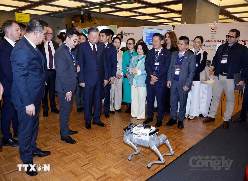 Tổng Bí thư, Chủ tịch nước Tô Lâm tham quan khu vực triển lãm, trưng bày thành tựu hợp tác khoa học công nghệ, đổi mới sáng tạo, đầu tư và giáo dục giữa Việt Nam - Australia. Ảnh: Thống Nhất/TTXVN