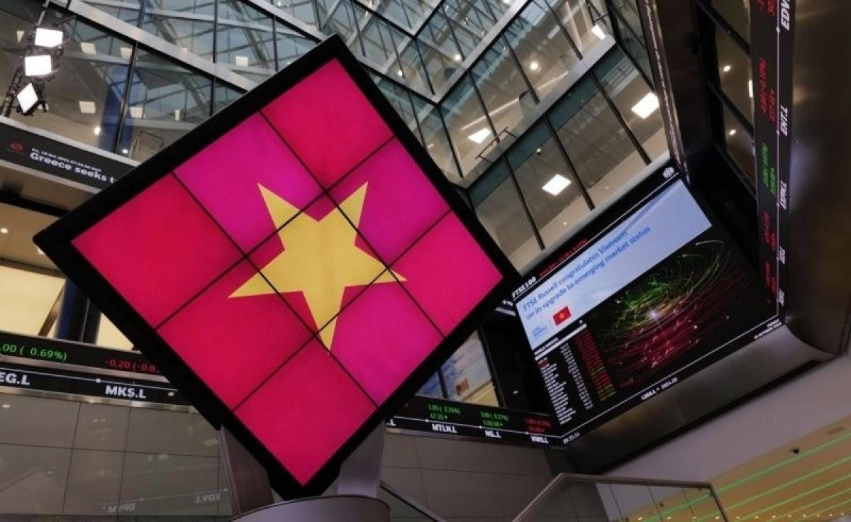 Thông tin về việc FTSE Russell nâng hạng thị trường chứng khoán Việt Nam được hiển thị tại không gian giao dịch. Việt Nam sẽ chính thức được chuyển lên nhóm thị trường mới nổi thứ cấp từ ngày 21/9/2026. Ảnh: VIR.