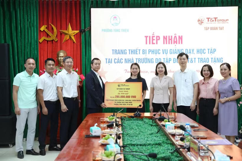 Phó Tổng giám đốc Tập đoàn T&T Group Nguyễn Mạnh Hùng trao tặng 25 tivi 65 inch cho Trường Trung học cơ sở Tùng Thiện, Hà Nội. (Ảnh: T&T Group)