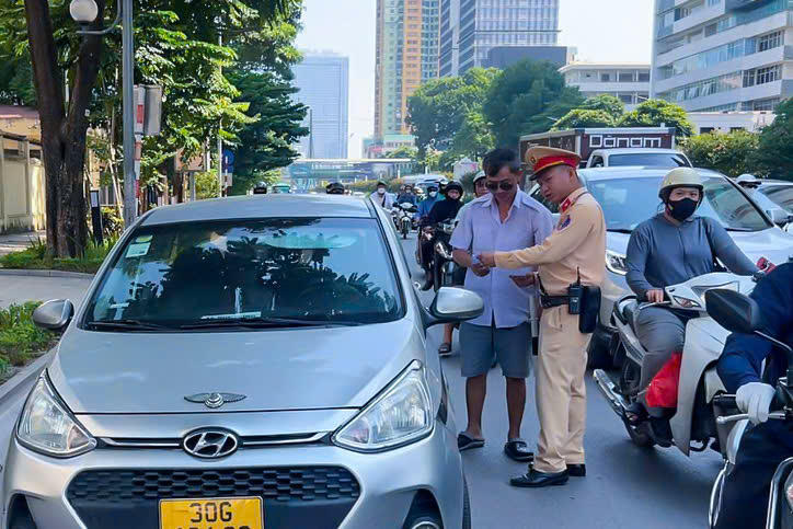 CSGT xử lý trường hợp xe ô tô dừng, đỗ sai quy định trên tuyến Nguyễn Chí Thanh.