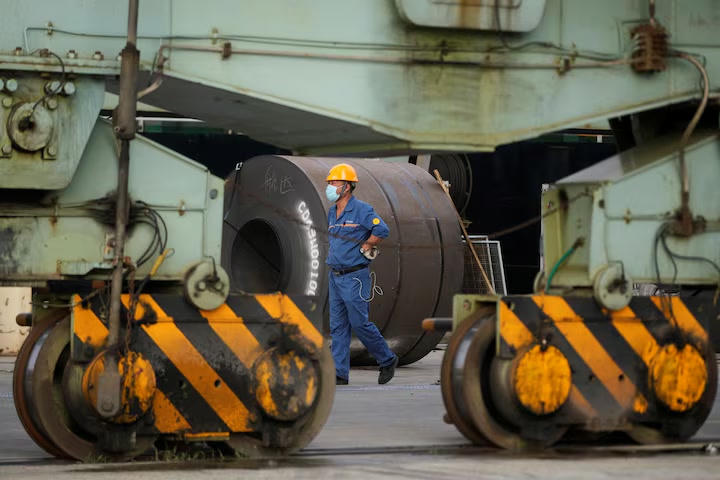 Thép cuộn tại cơ sở của Baosteel, thuộc China Baowu Steel Group, ở Thượng Hải, Trung Quốc. Ảnh: Reuters/Aly Song.