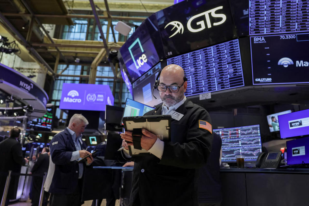 Các nhân viên giao dịch tại Sở Giao dịch Chứng khoán New York (NYSE), Mỹ. Ảnh: Reuters/Jeenah Moon.