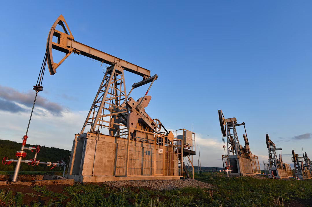 Giá dầu Brent chốt phiên 9/9 (theo giờ địa phương) ở 101,21 USD/thùng, trở thành một trong những yếu tố gây sức ép lên thị trường chứng khoán toàn cầu. Ảnh minh họa: Reuters/Alexander Manzyuk.
