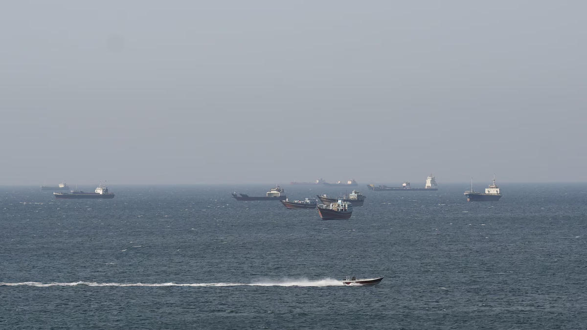 Tàu chở dầu di chuyển qua eo biển Hormuz ngoài khơi Musandam, Oman. Ảnh: Reuters.