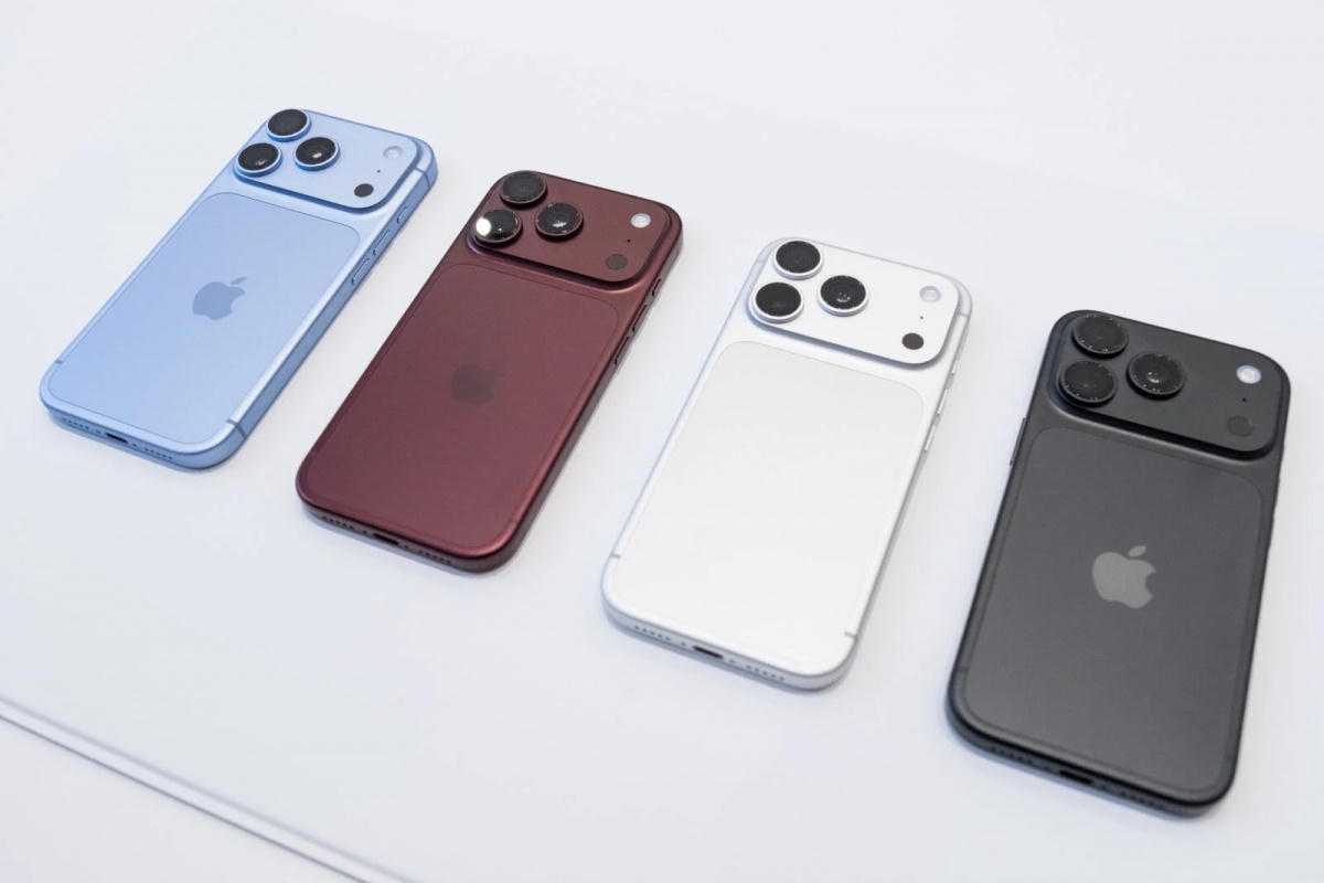Bên cạnh Burgundy, iPhone 18 Pro và iPhone 18 Pro Max còn có ba lựa chọn màu gồm Đen, Bạc và Glacier. (Ảnh: Adriano Contreras / Gizmodo)