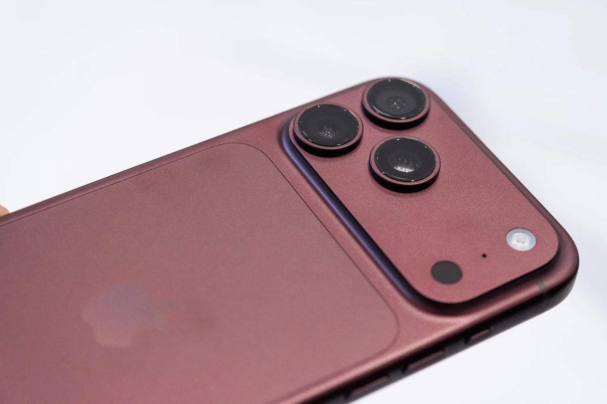 Cụm ba camera trên iPhone 18 Pro màu Burgundy. Ảnh: Adriano Contreras/Gizmodo.
