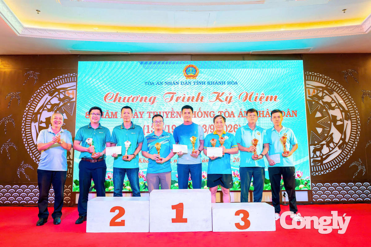Khen thưởng cho các tập thể, cá nhân xuất sắc tại hội thao.