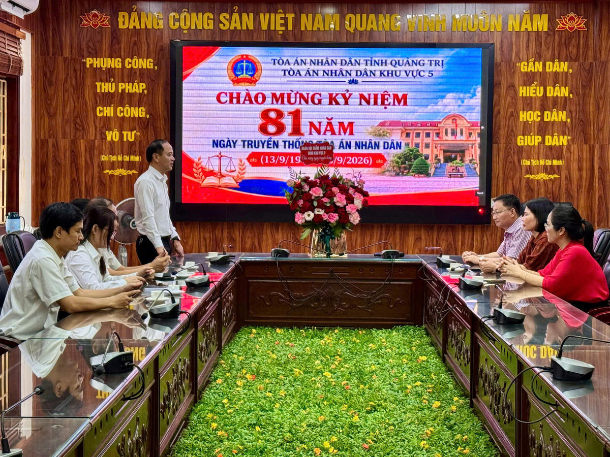 Chánh án Lê Thiết Hùng phát biểu cảm ơn Đoàn Hội thẩm đã đến chúc mừng TAND khu vực 5 - Quảng Trị nhân kỷ niệm 81 năm Ngày truyền thống Tòa án nhân dân.