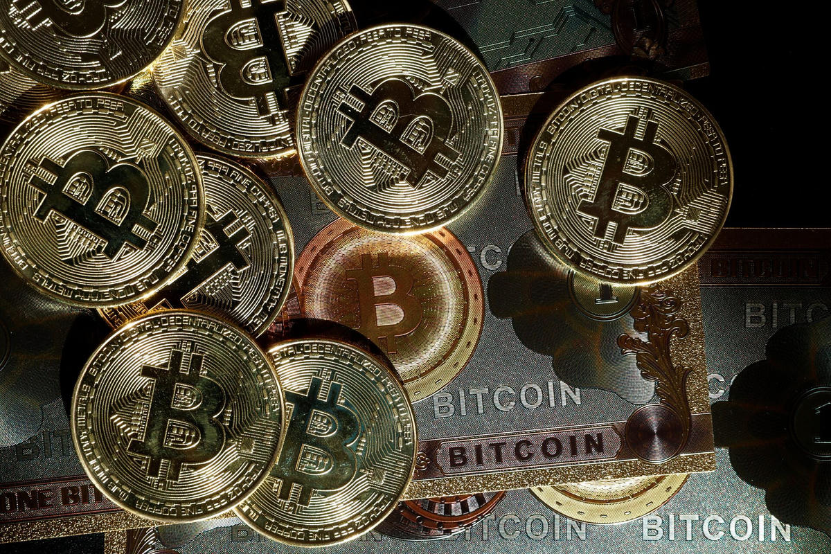 Hình ảnh minh họa đồng tiền số Bitcoin. Ảnh: Reuters/Benoit Tessier.