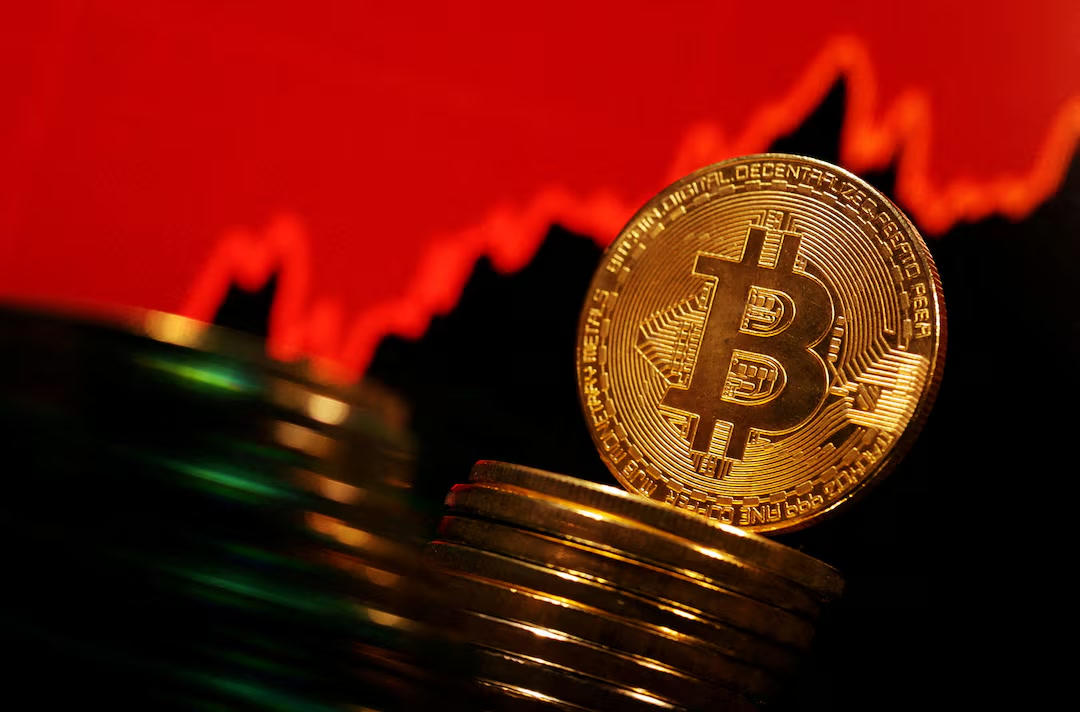 Biểu tượng đồng Bitcoin. Ảnh: Reuters.