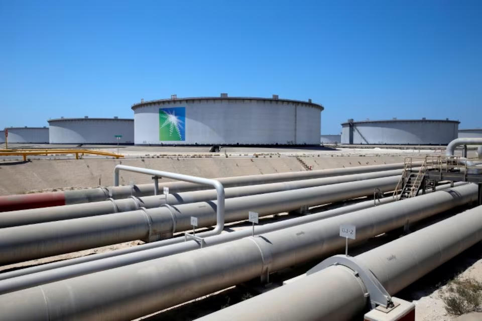 Hệ thống đường ống và bồn chứa dầu tại cơ sở Ras Tanura của Saudi Aramco, Saudi Arabia. Ảnh: Reuters/Ahmed Jadallah.