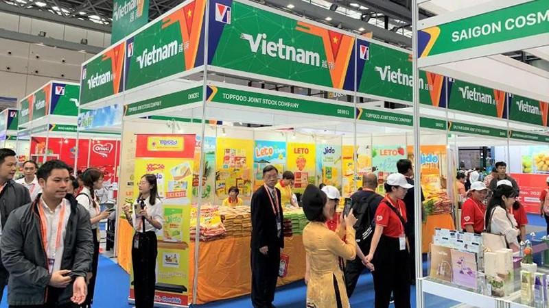 Doanh nghiệp Việt Nam giới thiệu sản phẩm tại một kỳ CAEXPO. Hội chợ tạo cơ hội để hàng Việt tiếp cận trực tiếp nhà nhập khẩu và hệ thống phân phối Trung Quốc. Ảnh tư liệu: Hữu Hưng/Báo Nhân Dân.