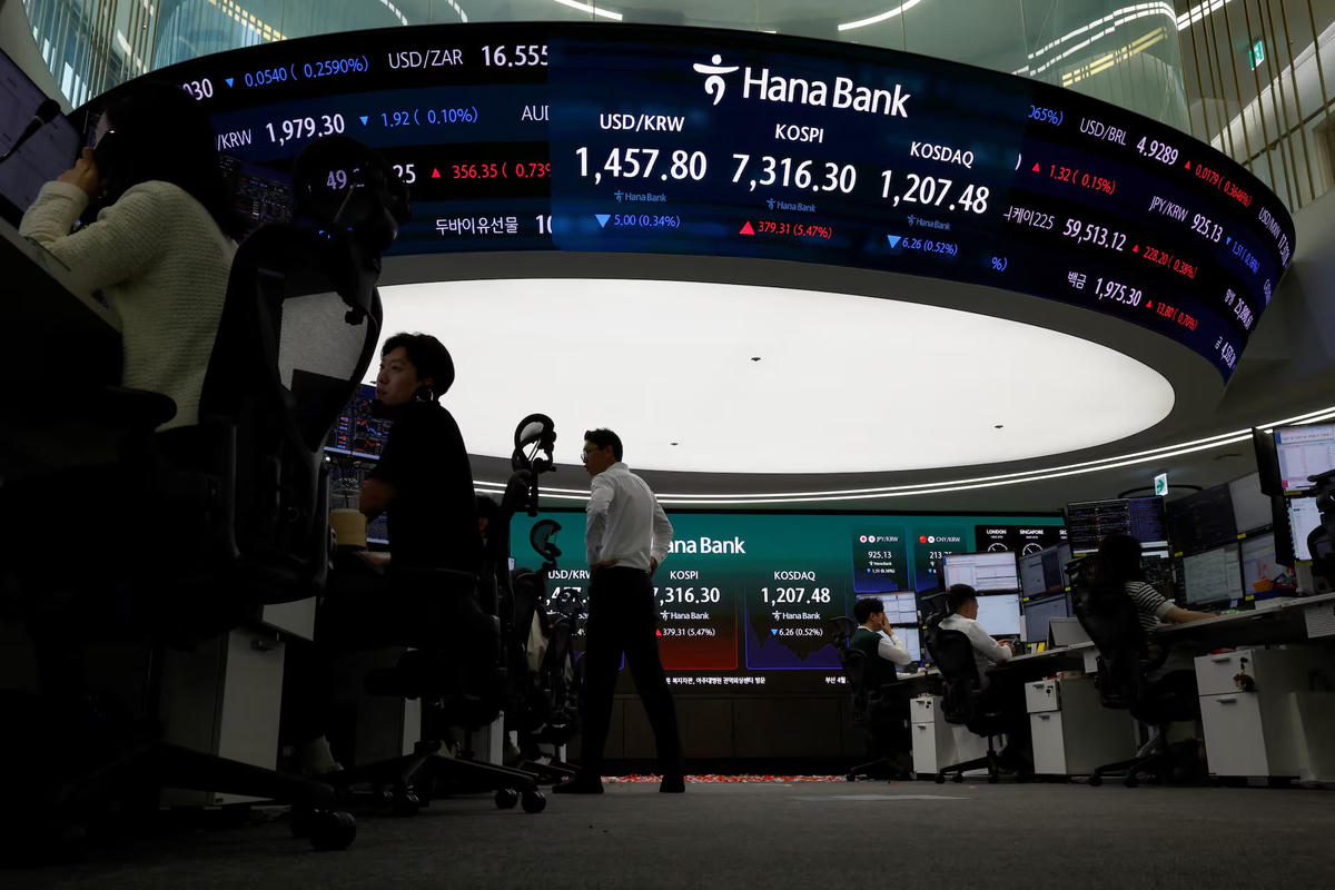 Bảng điện tử chứng khoán tại Seoul, Hàn Quốc. Ảnh: Reuters