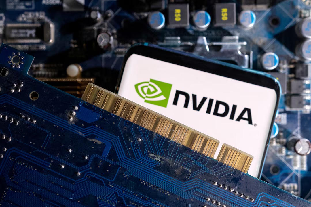 Logo Nvidia trên bo mạch máy tính. Ảnh minh họa: Reuters/Dado Ruvic.