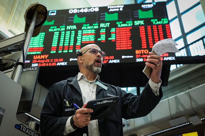 Nhà giao dịch làm việc tại Sở Giao dịch Chứng khoán New York (NYSE). Ảnh: Reuters/Brendan McDermid.