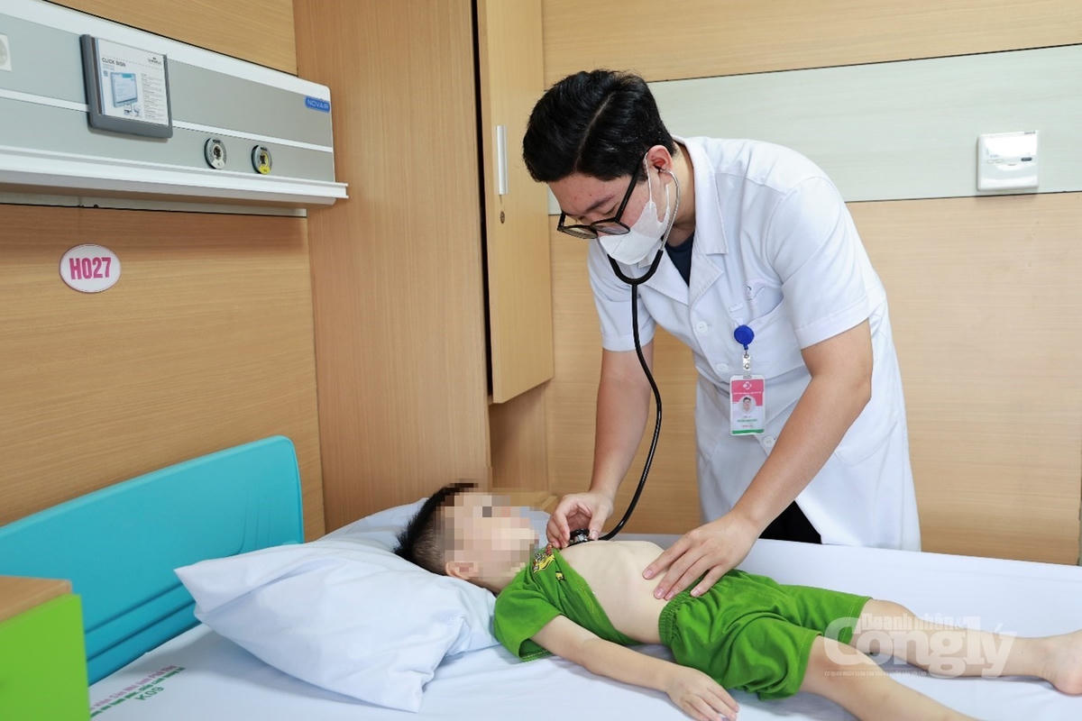 Bệnh nhi được theo dõi tại bệnh viện sau khi được hỗ trợ lấy dị vật.