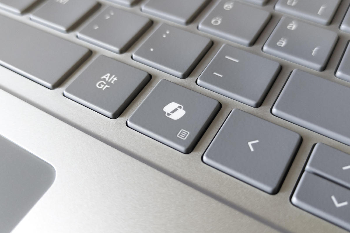 Phím Copilot được bố trí trên nhiều mẫu máy tính Windows thế hệ mới, cho phép truy cập nhanh các tính năng AI của Microsoft.