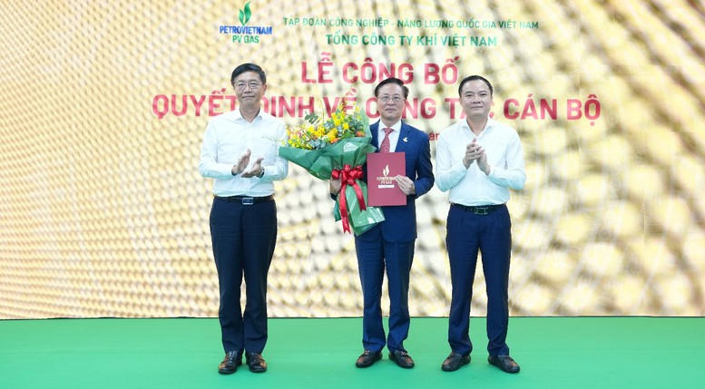 Đồng chí Lê Ngọc Sơn – Bí thư Đảng ủy, Chủ tịch HĐTV Petrovietnam; đồng chí Trần Quang Dũng – Phó Bí thư Đảng ủy Petrovietnam tặng hoa chúc mừng Tân Chủ tịch HĐQT PV GAS (Ảnh: chinhphu.vn/LT)