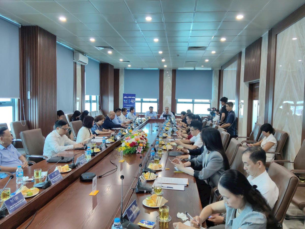 Quang cảnh cuộc họp.