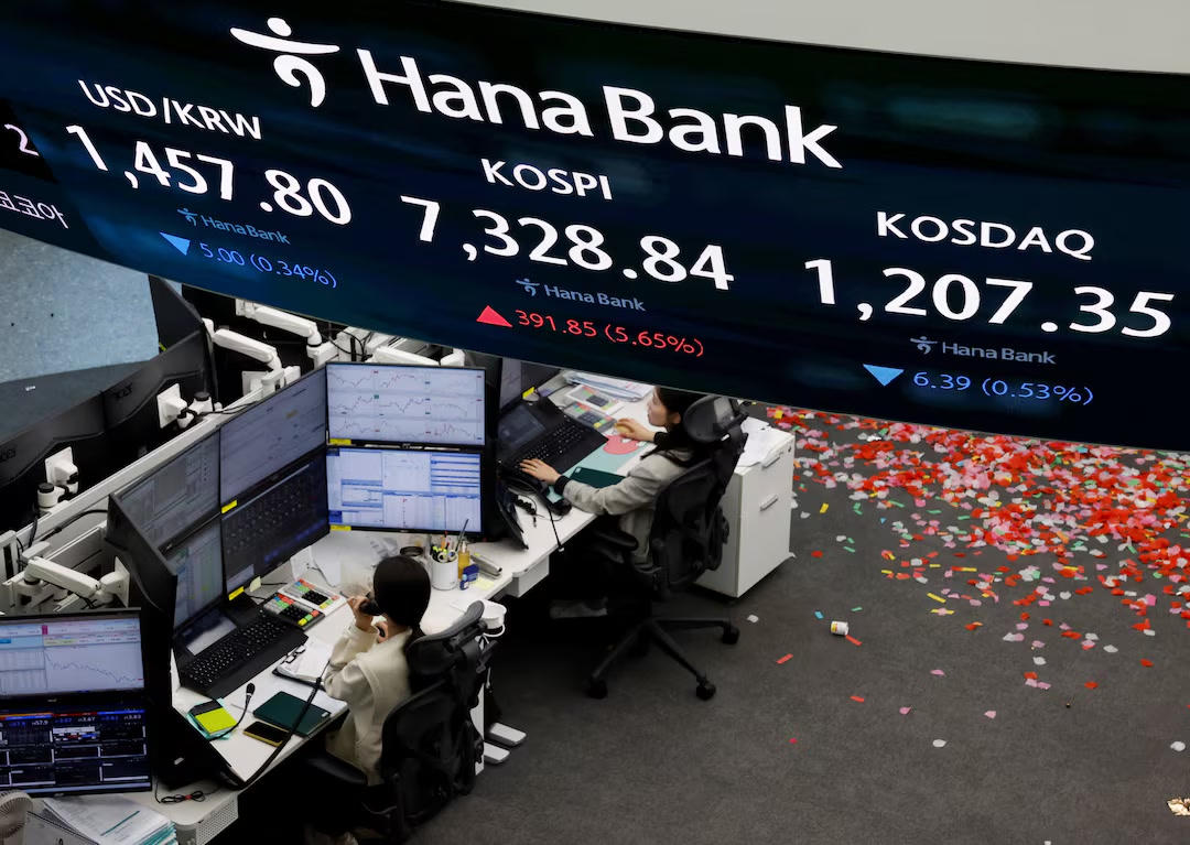 Phòng giao dịch tại Seoul với bảng điện tử hiển thị chỉ số KOSPI. Ảnh: Reuters/Kim Soo-hyeon.