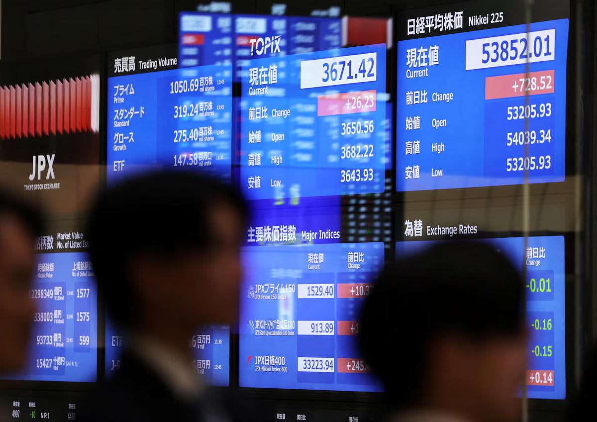 Bảng điện tử tại Sở Giao dịch Chứng khoán Tokyo, Nhật Bản. Ảnh: Reuters/Issei Kato.